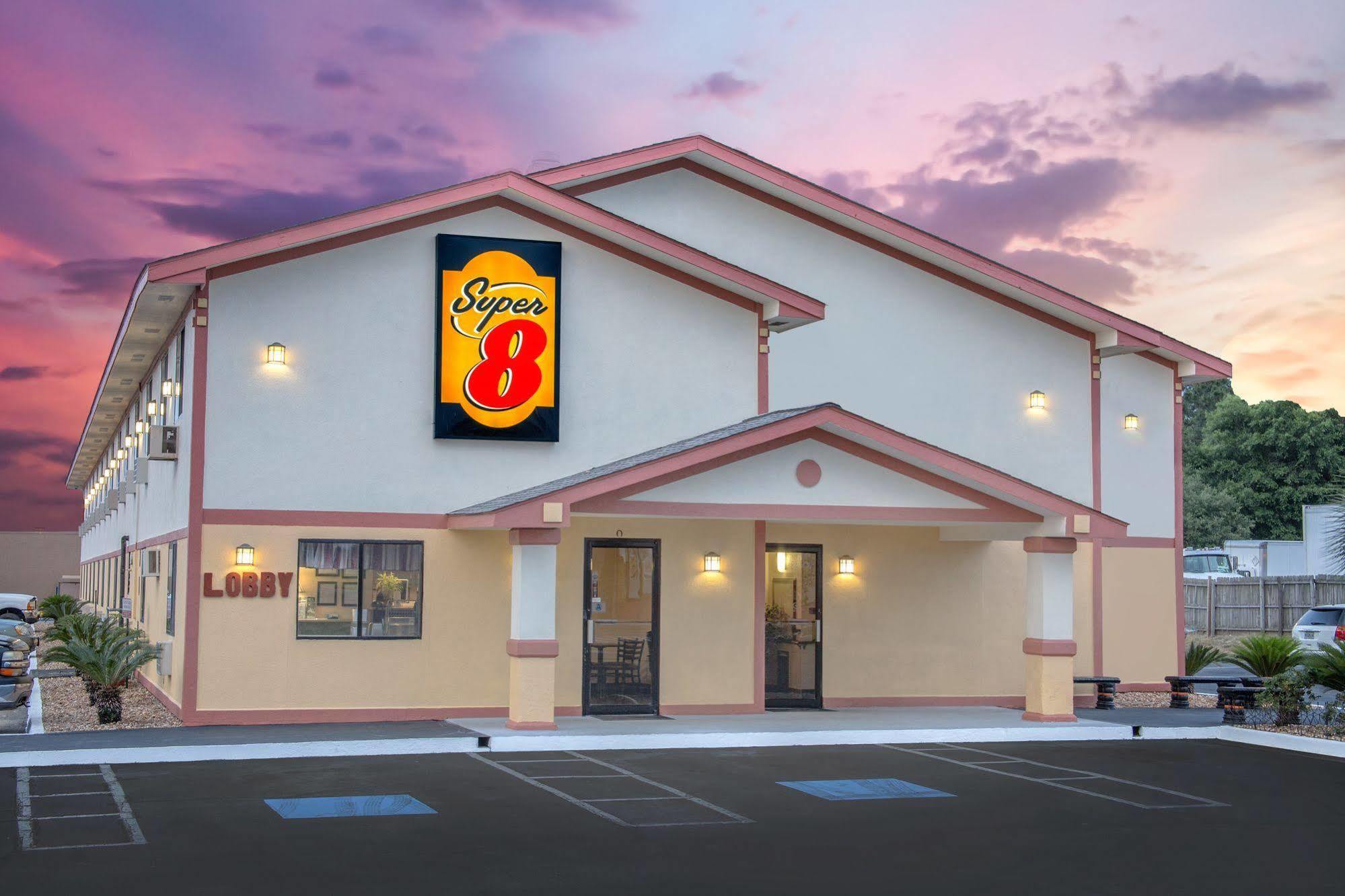 速8道格拉斯酒店 外观 照片